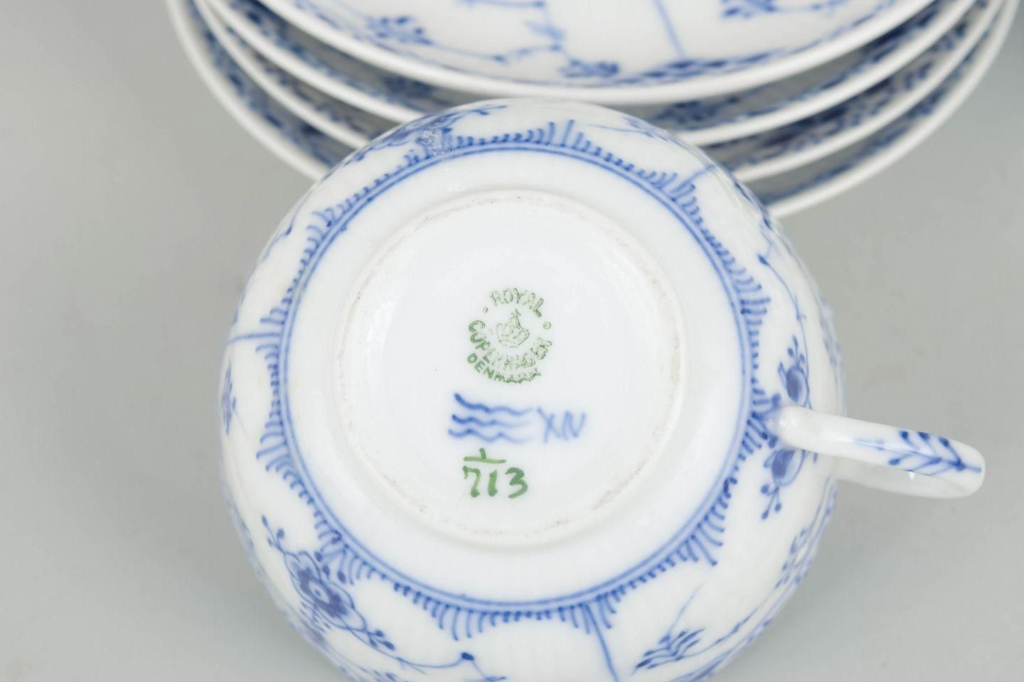 Royal Copenhagen, Blue Fluted Half Lace. Service de quatre tasses à café avec soucoupes. photo Décoration