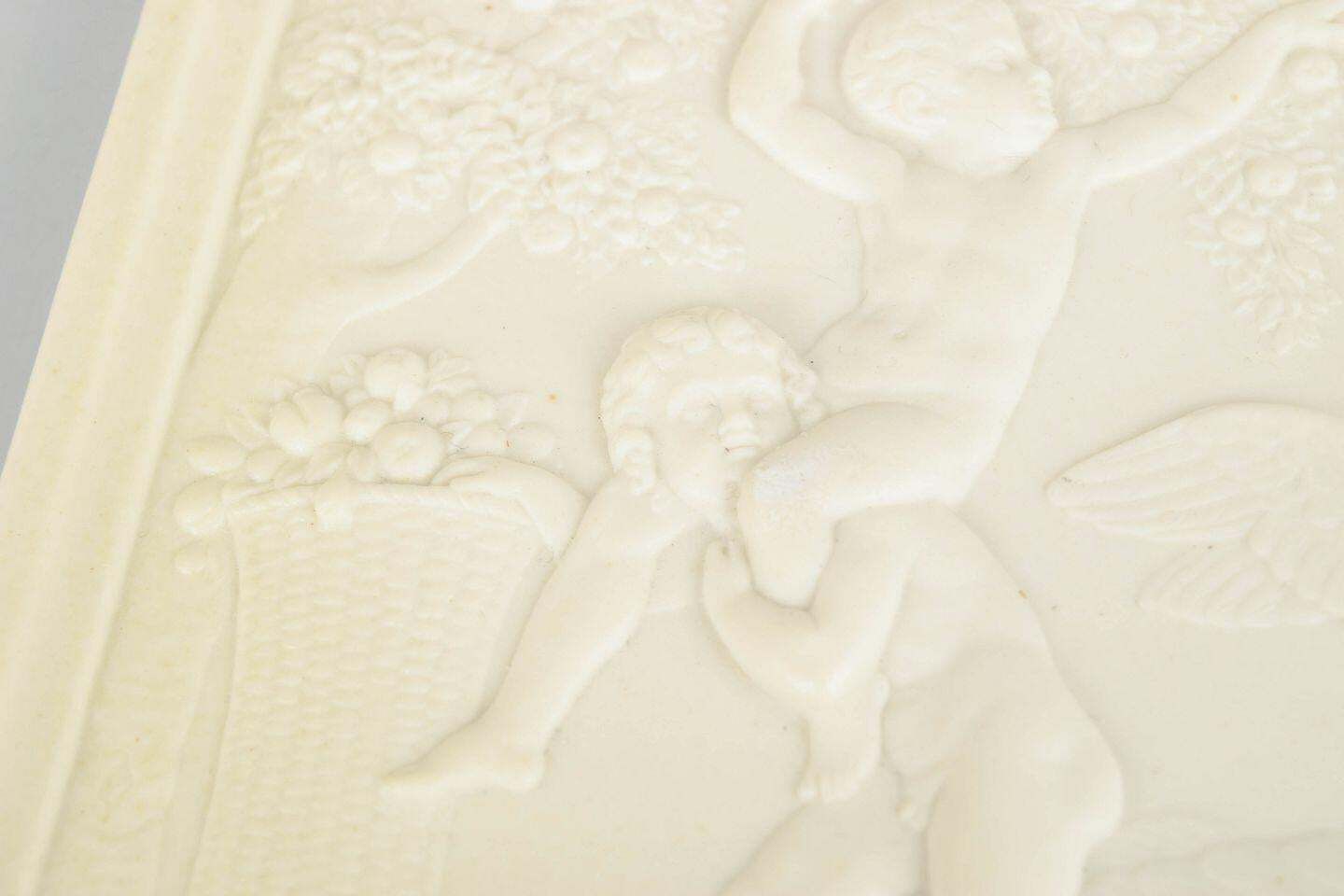 Bing & Grøndahl, Danemark. Relief mural en biscuit, d'après B. Thorvaldsen, années 1870. photo for sale
