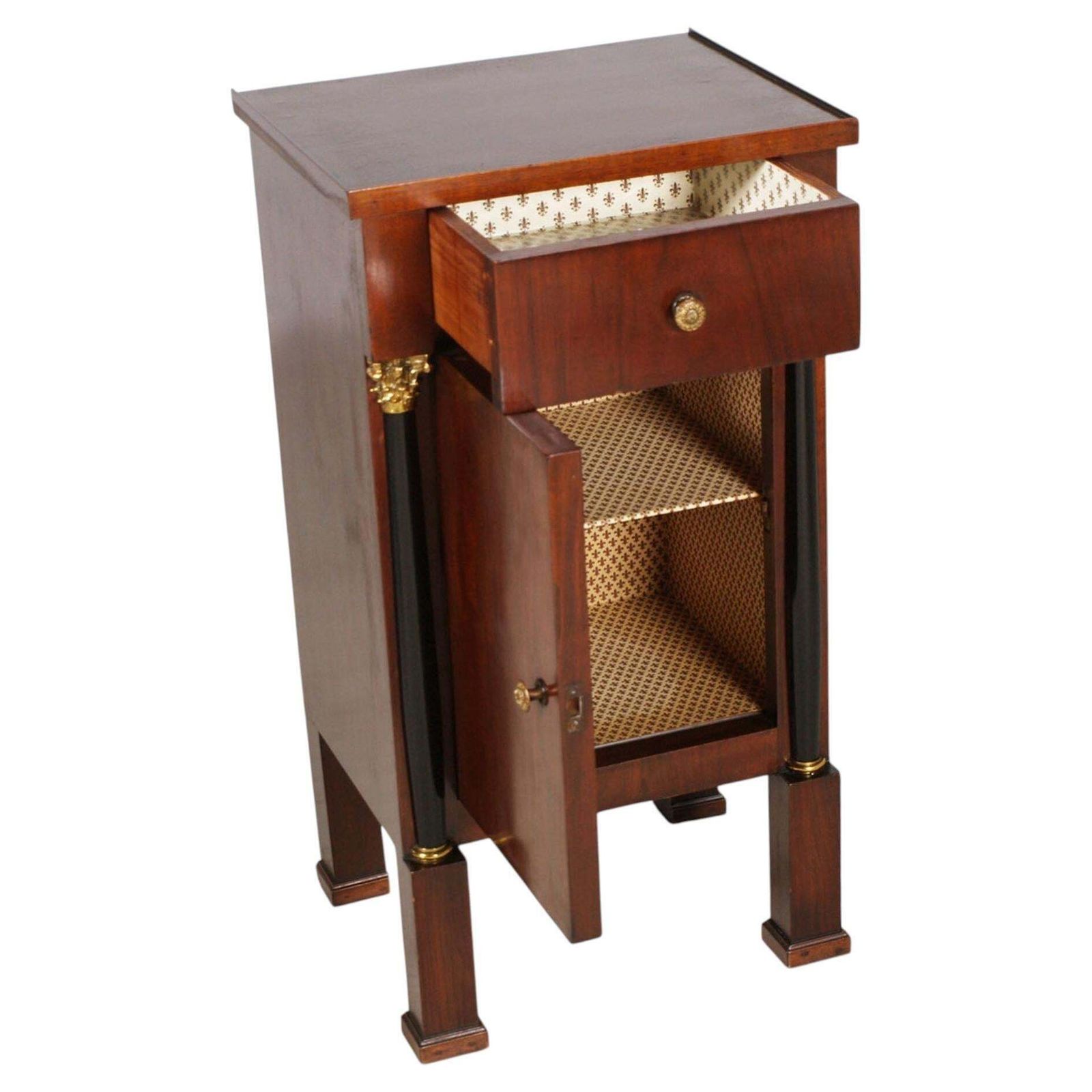 Paire de tables de chevet italiennes en noyer, cirées, de style Empire / néoclassique photo vintage
