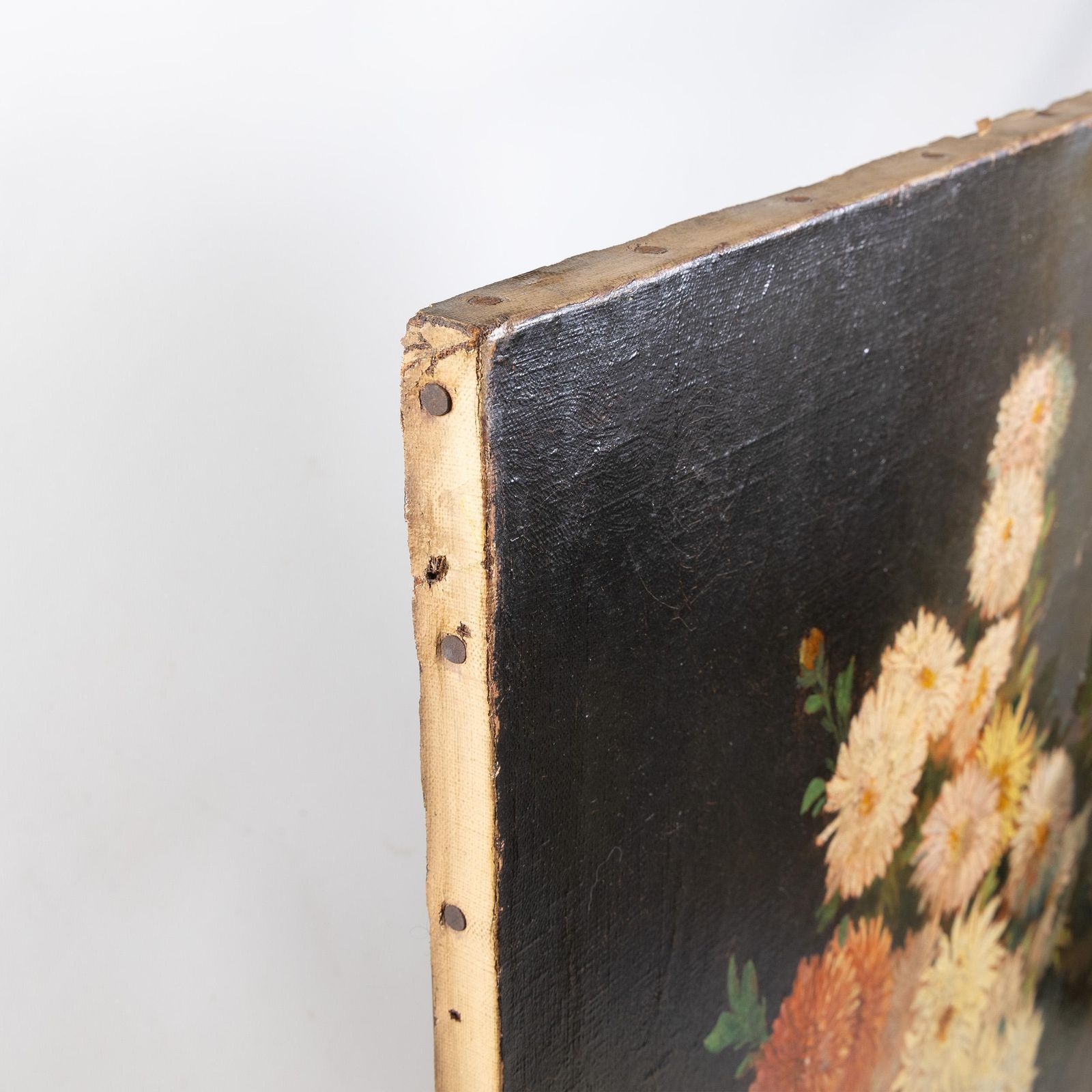 Vase de chrysanthèmes sur une entablement, 1898, huile sur toile, signé et daté photo vintage