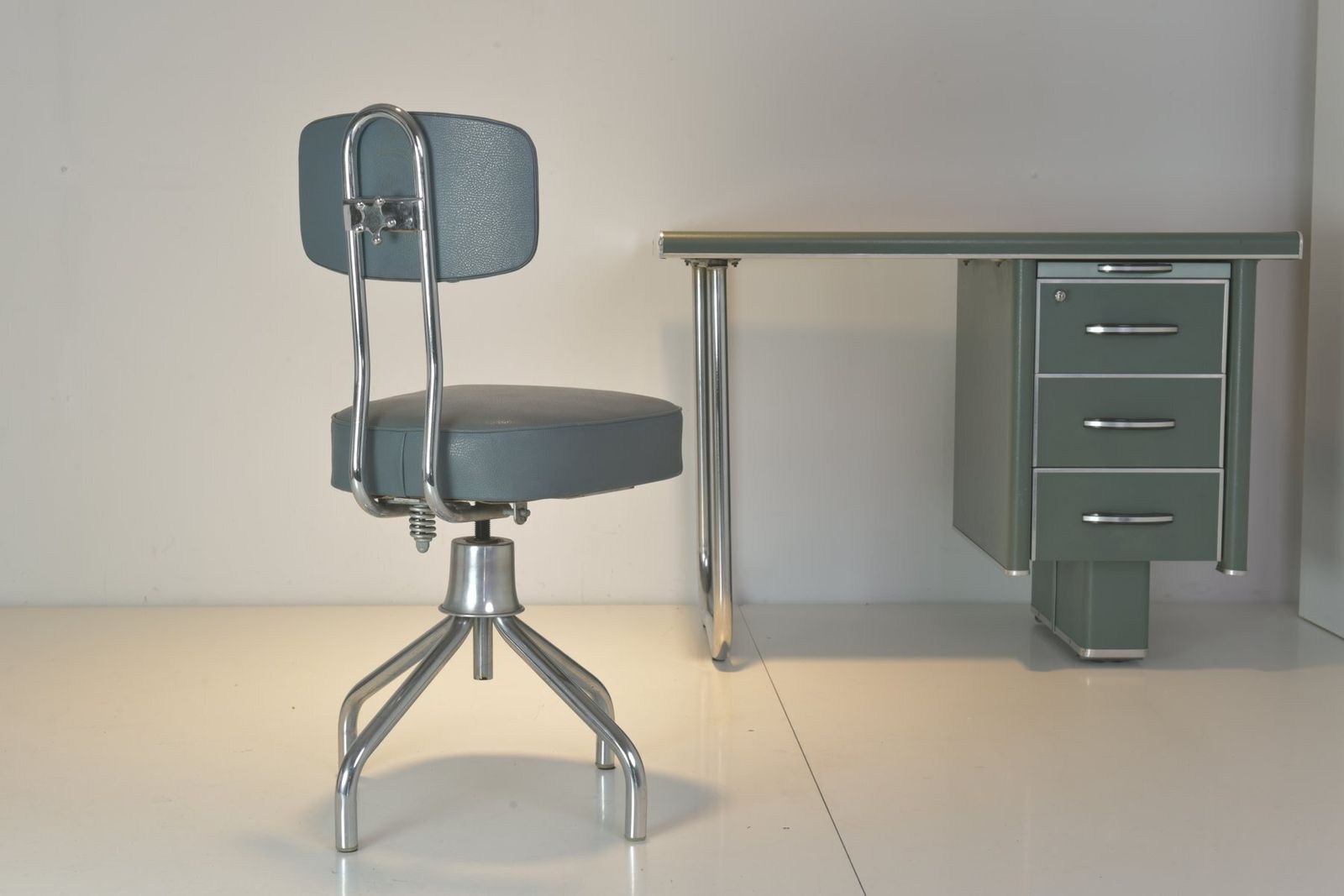 photo vinterior Steeltube Desk With Desk Chair From Nori, France, 1958, Set Of 2