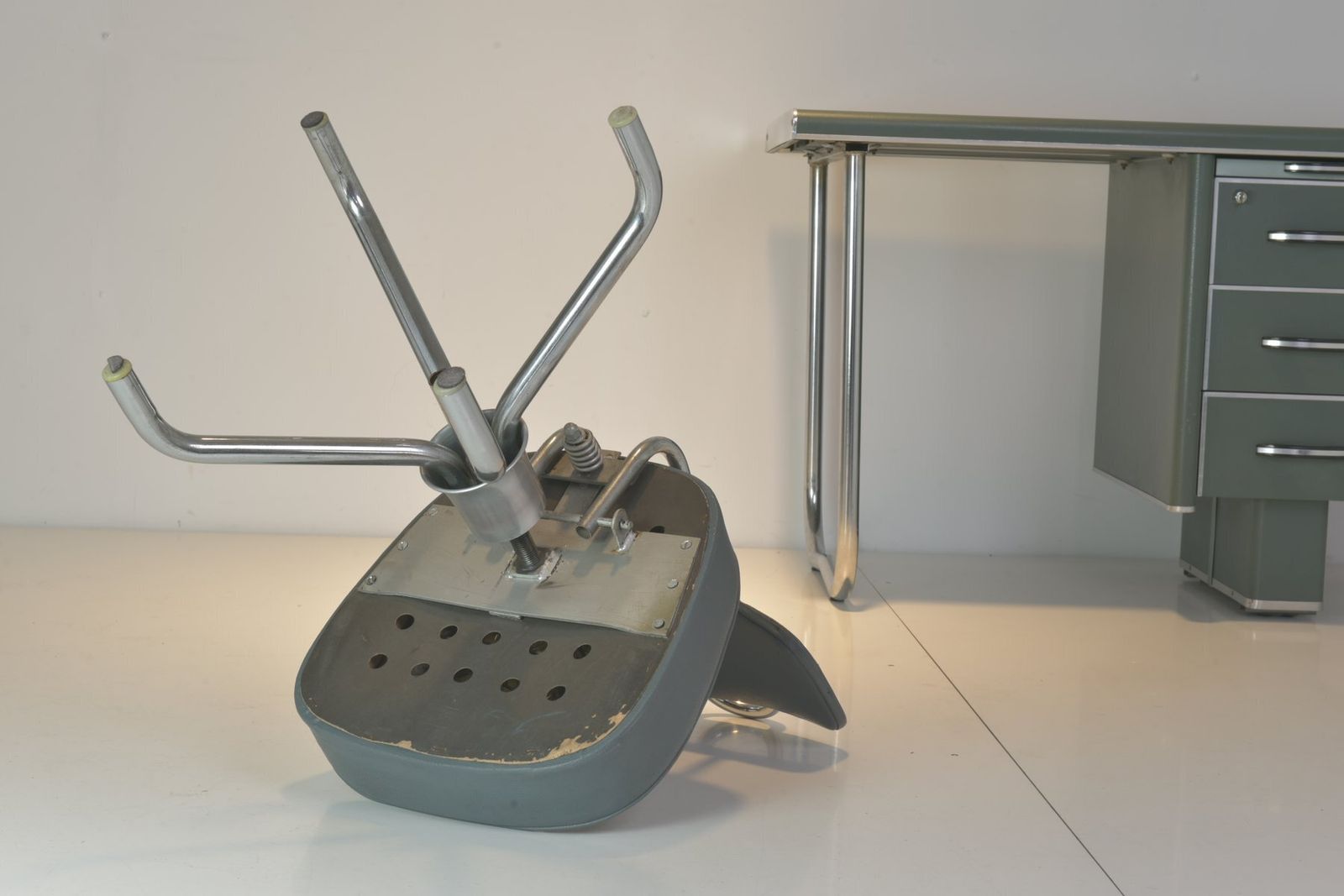 photo vintage Steeltube Desk With Desk Chair From Nori, France, 1958, Set Of 2