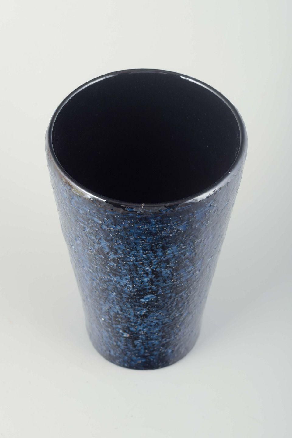 Ingrid Atterberg, Upsala Ekeby. Cilindrische stoneware vaas met donkerblauwe glazuur. photo furniture