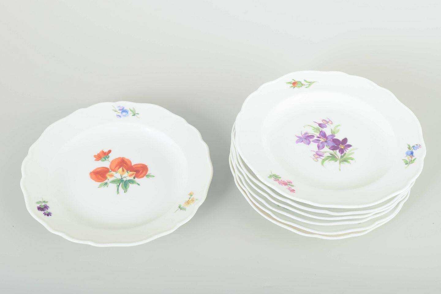 Meissen, Duitsland. Zeven Porseleinen Borden Met Bloemdecoratie. Ca. jaren 1930 photo furniture