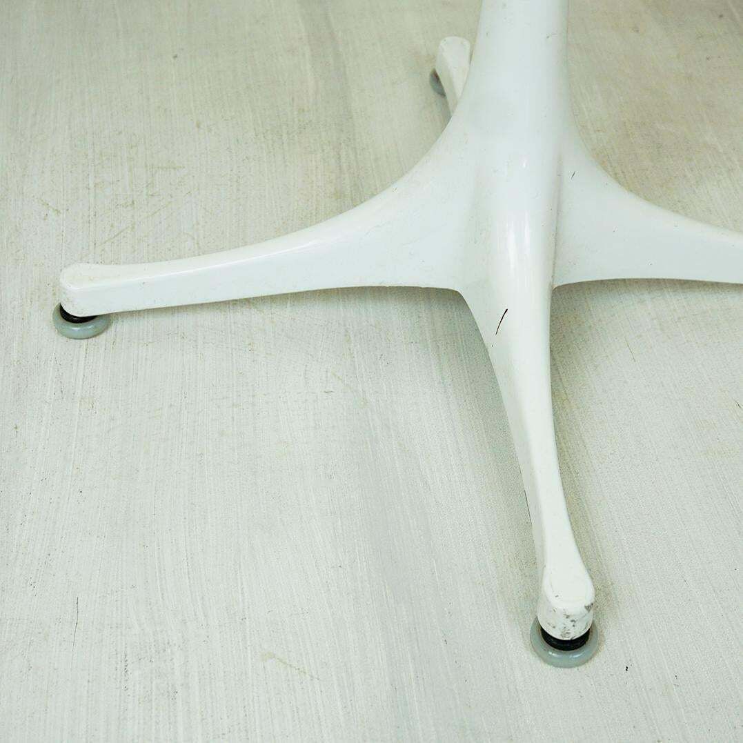 White George Nelson Pedestal Coffee Side Table For Herman Miller, USA, 1960s photo 889.0