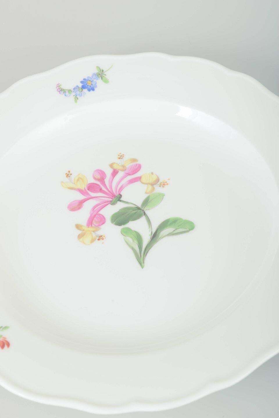 Meissen, Duitsland. Drie Porseleinen Saladeborden Met Bloemdecoratie. Ca. jaren 1930 photo for sale