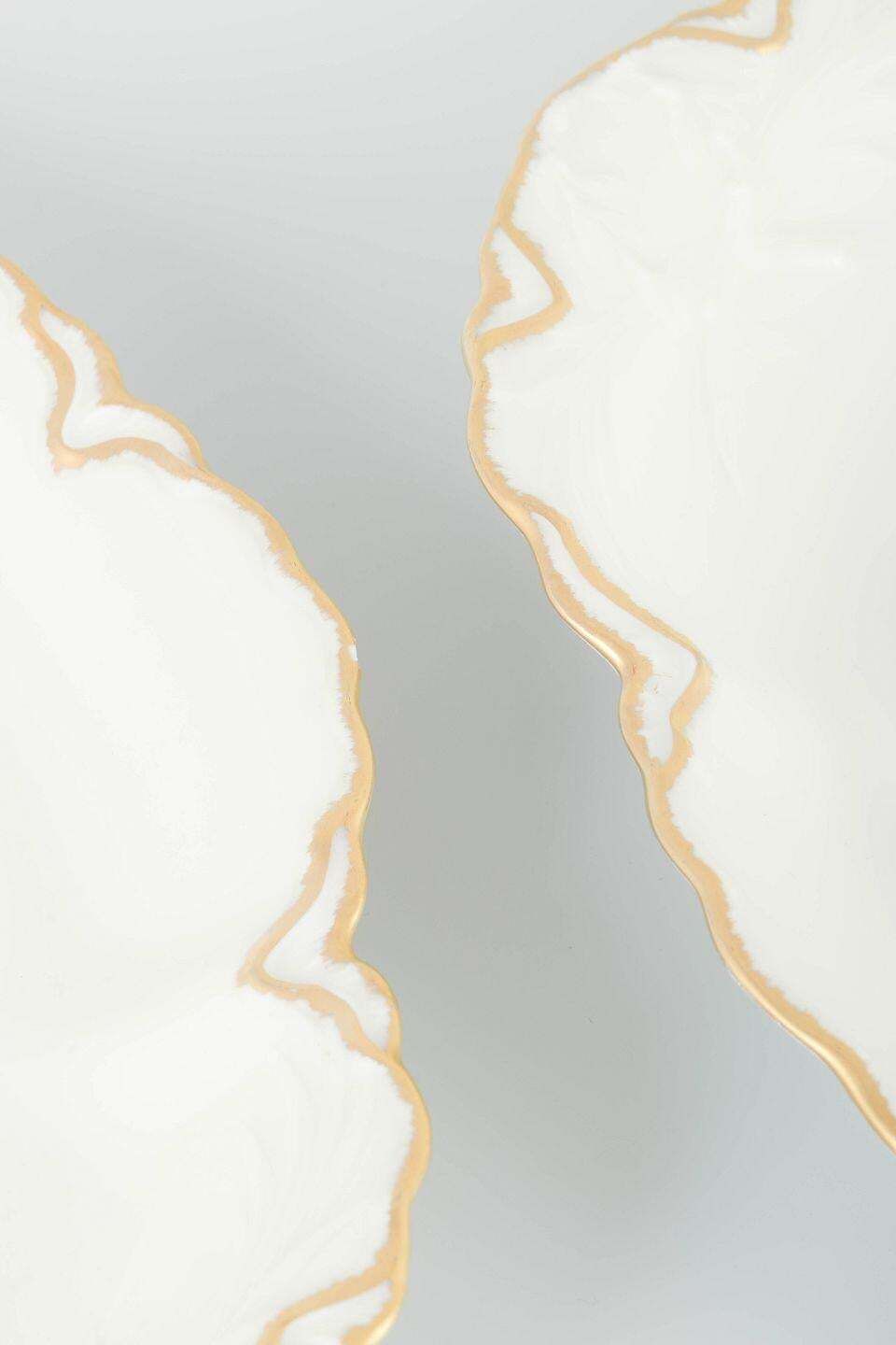 Haviland, France. Paire de plats ovales en porcelaine, ton crème, bords dorés. photo for sale