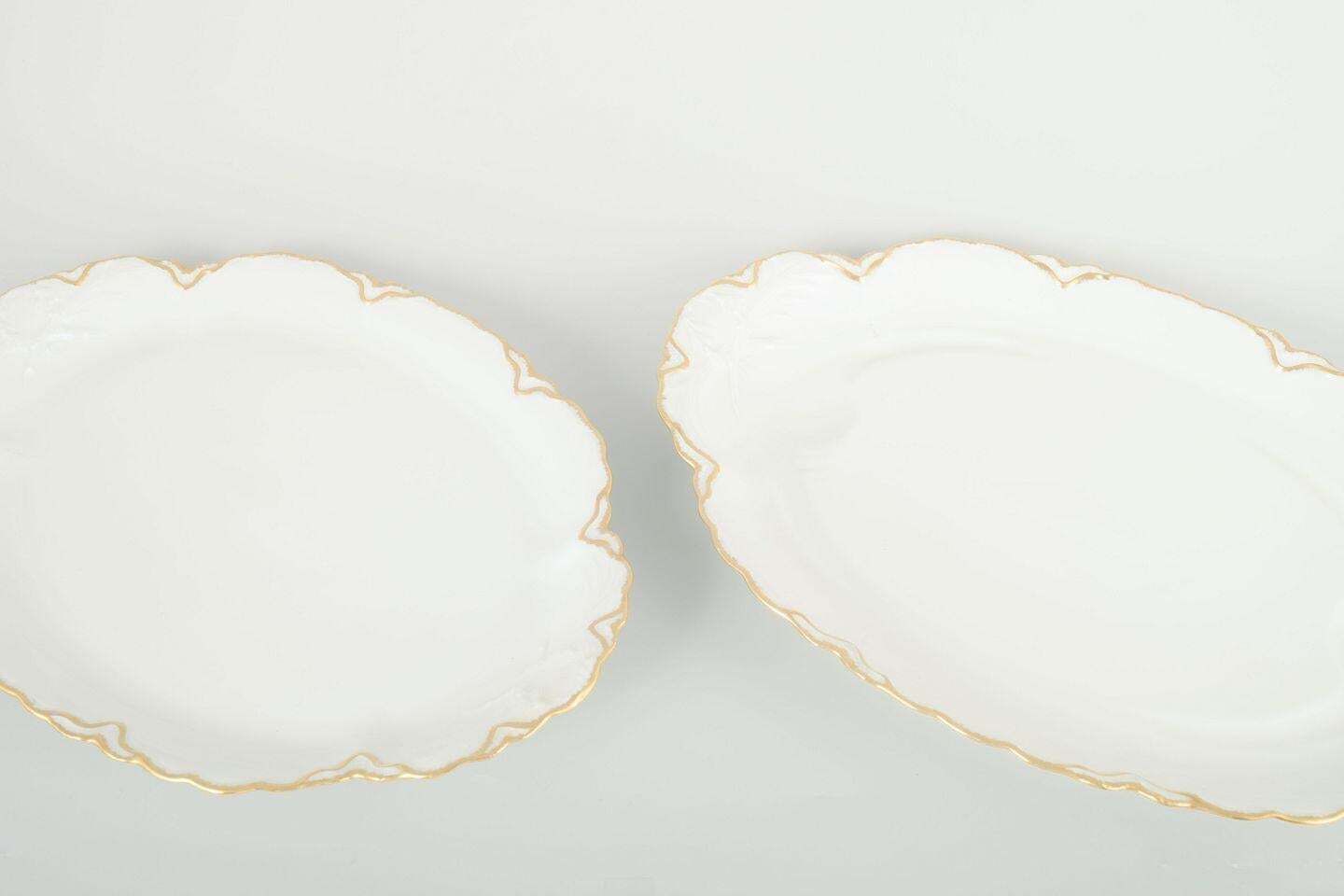 Haviland, France. Paire de plats ovales en porcelaine, ton crème, bords dorés. photo furniture