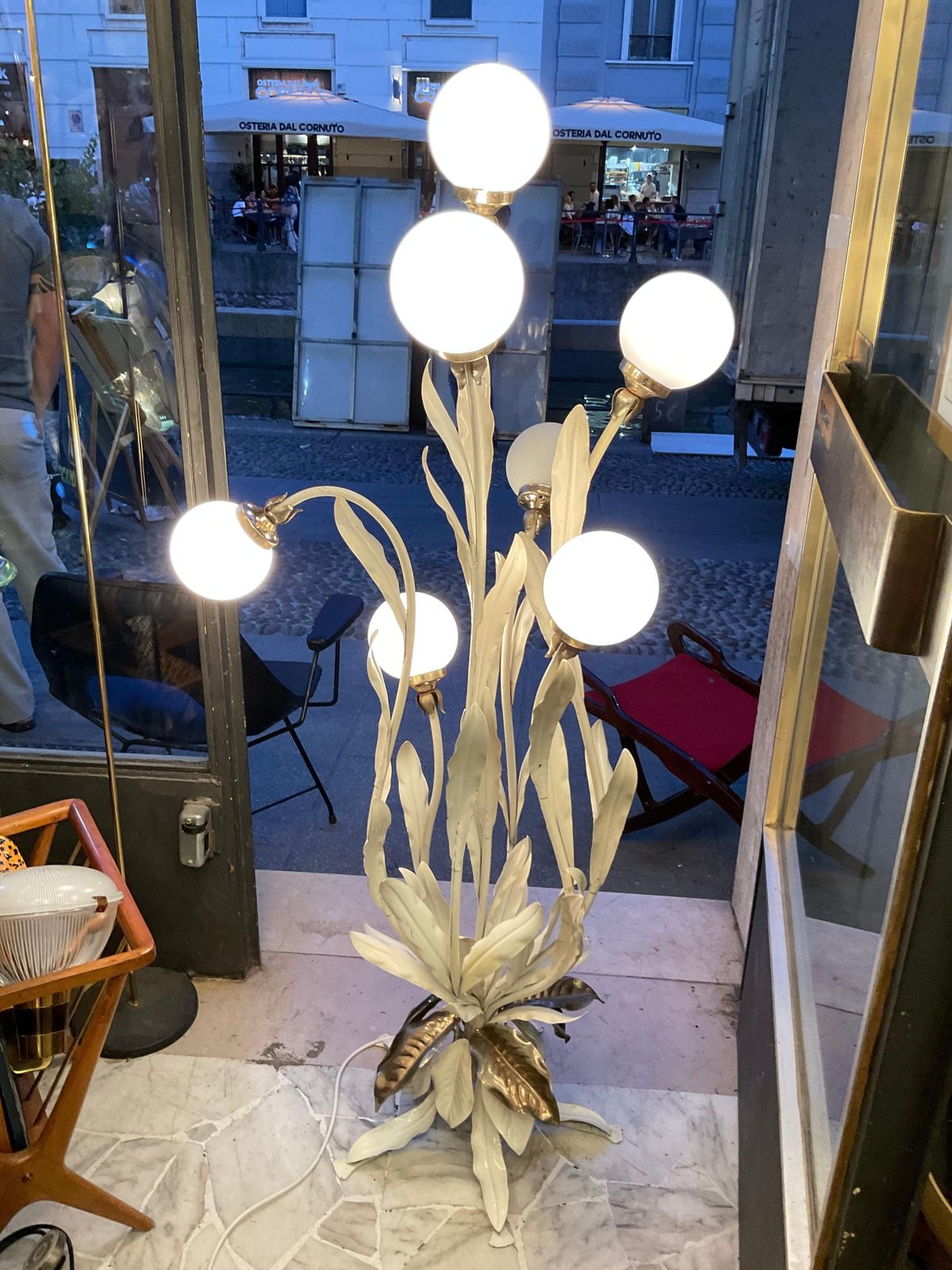 Floor Lamp   White Lacquered Metal é White Glass Spheres .Italia 1970 photo furniture