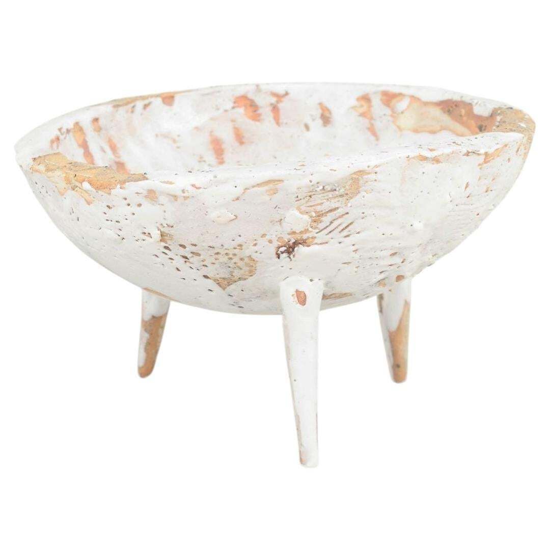 Christina Muff, Deens kunstenaar. Wit crèmekleurig stoneware schaal op drie puntige poten.