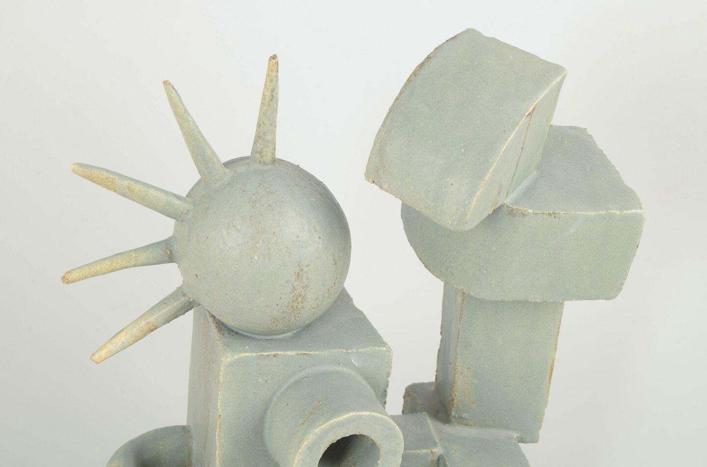 Christina Muff, artiste céramiste danoise. Grande sculpture en grès, style cubiste photo furniture