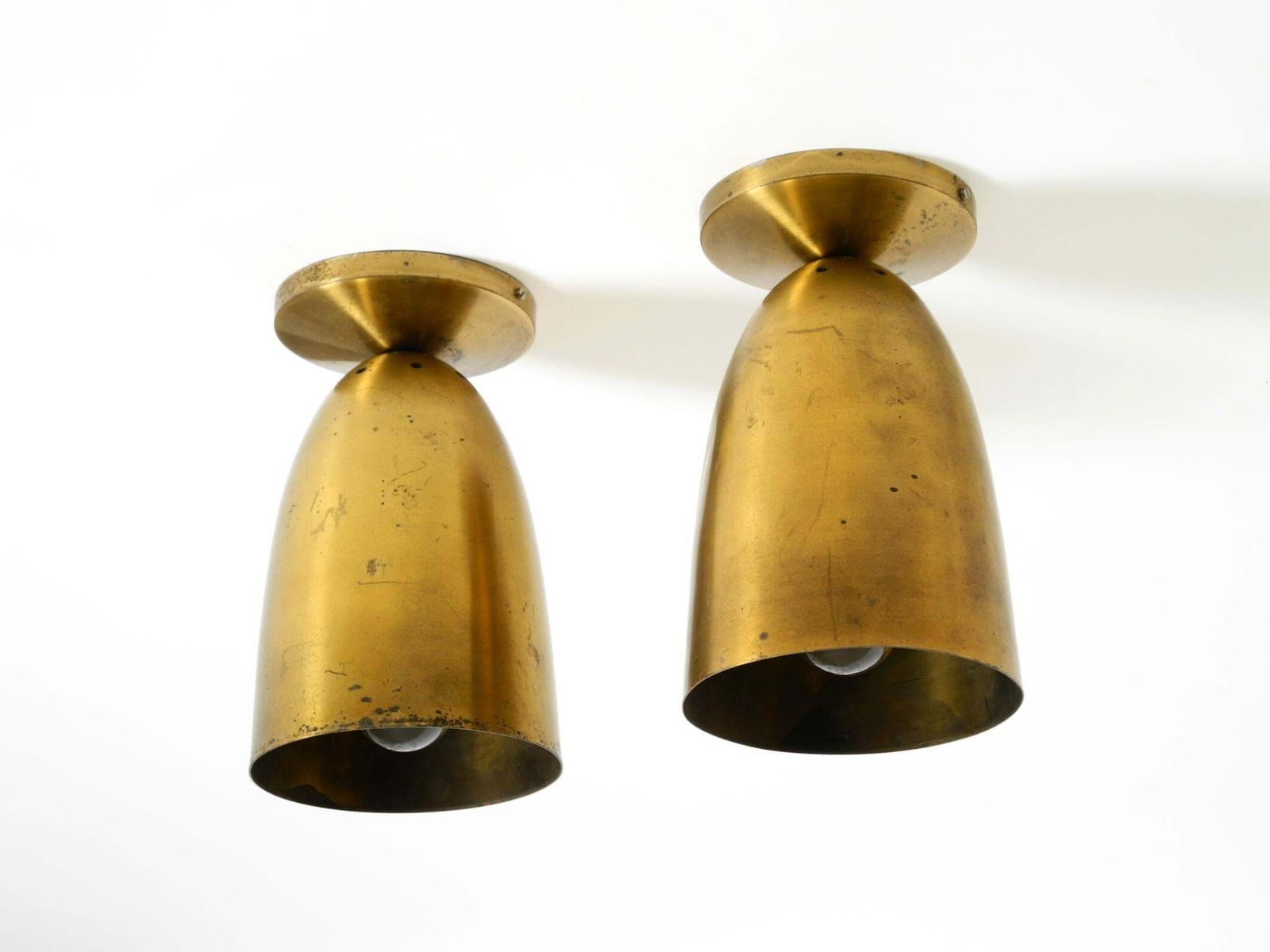 Een paar grote Mid-Century Modern messing plafondlampen photo for sale