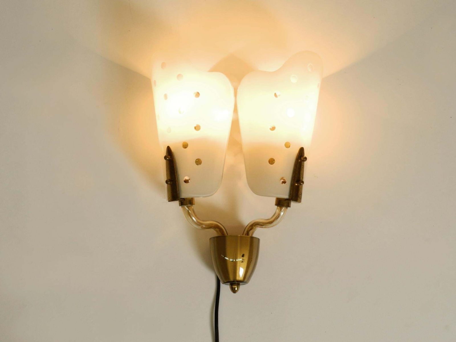 Grote mid-century modern wandlamp van messing en glas photo 857.0