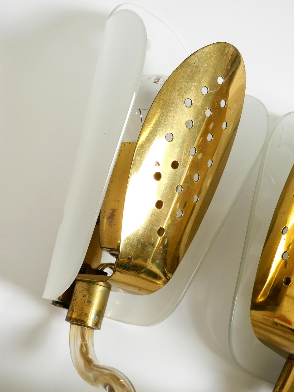 Verlichting Grote mid-century modern wandlamp van messing en glas photo