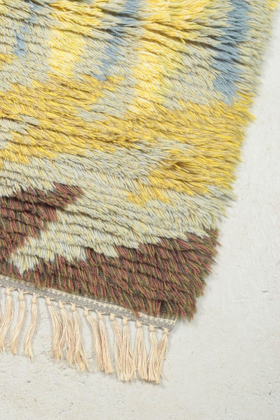 Scandinavisch ontwerp. Rya-tapijt in wol met zigzagpatroon. photo furniture