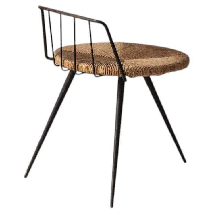 Zeldzame Franse driepootkruk in metaal en riet, ca. jaren 1950 photo furniture