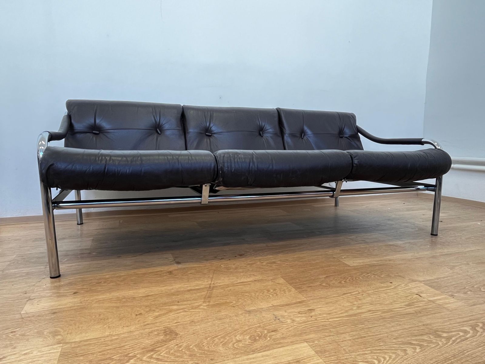 Zeldzame leren bank ontworpen door Tim Bates voor Pieff, Engeland, ca. jaren 1970 photo furniture