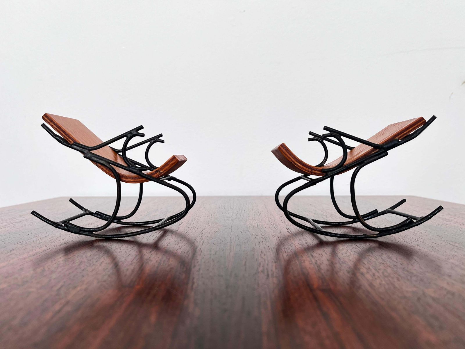 Mid-Century miniatuur decoratieve kleine schommel-fauteuils / Tsjecho-Slowakije, jaren 1960 photo furniture