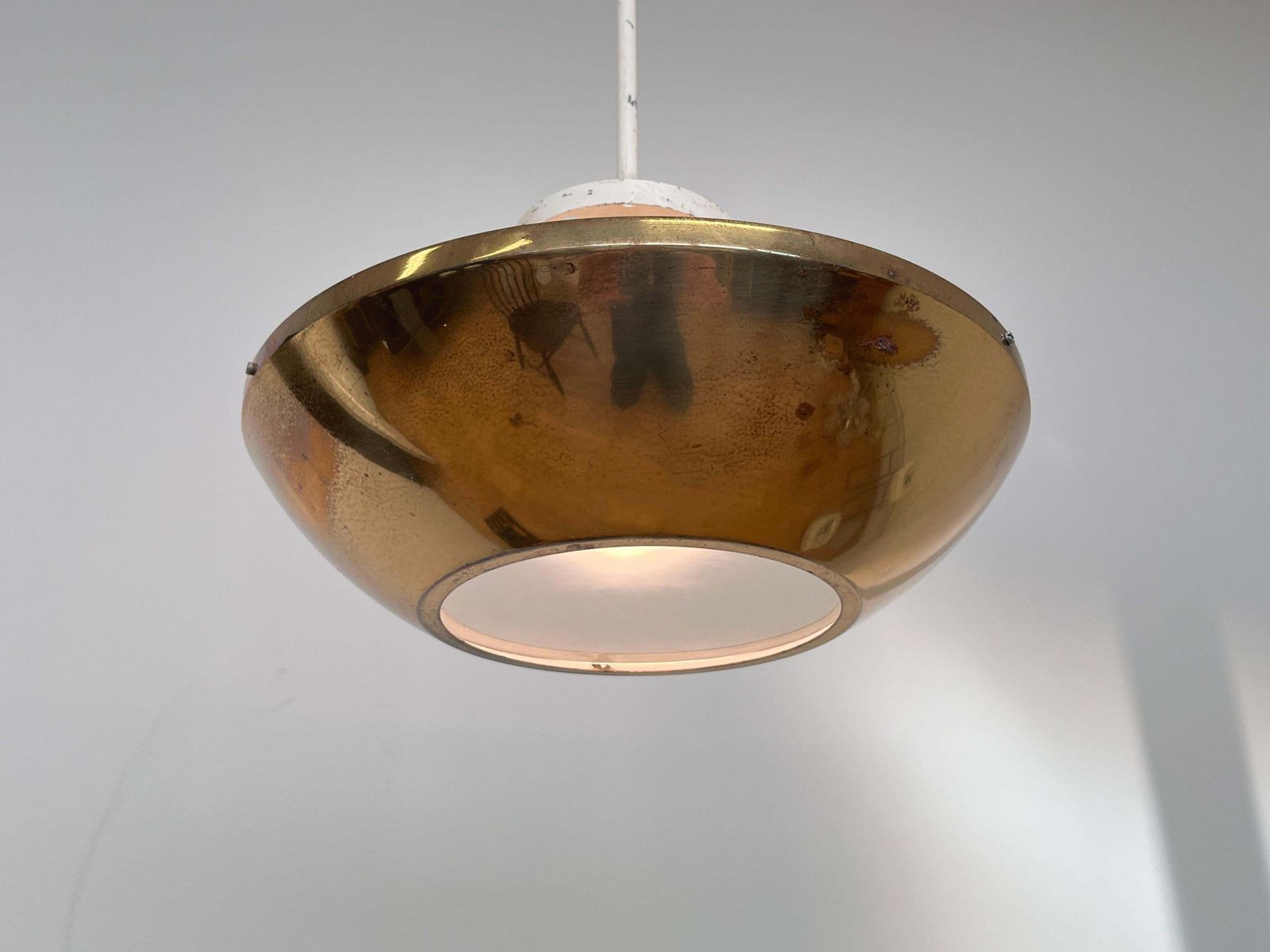 Petit luminaire suspendu design en laiton, forme UFO, années 1940, Tchécoslovaquie photo for sale