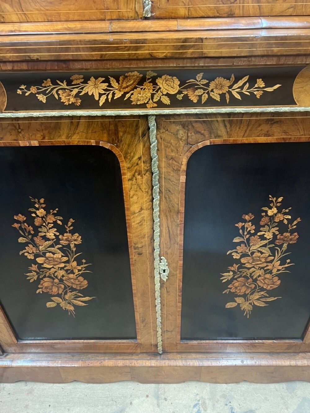 photo furniture Superb Victorian Walnut & Marquetry Inlaid Bookcase