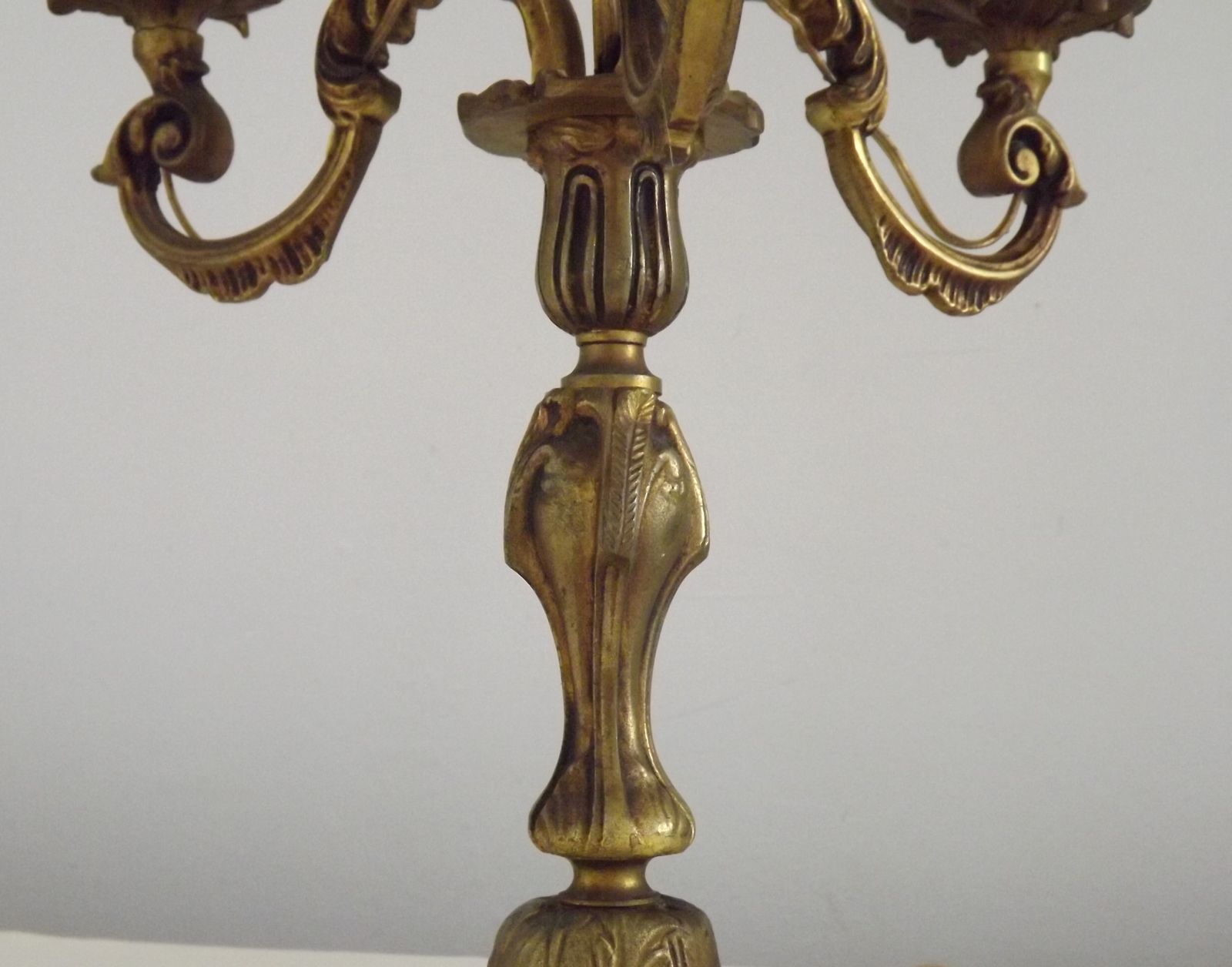 photo buy Bronzen Franse antieke drielichts kandelaber lamp met crème gevlochten geplooide kap