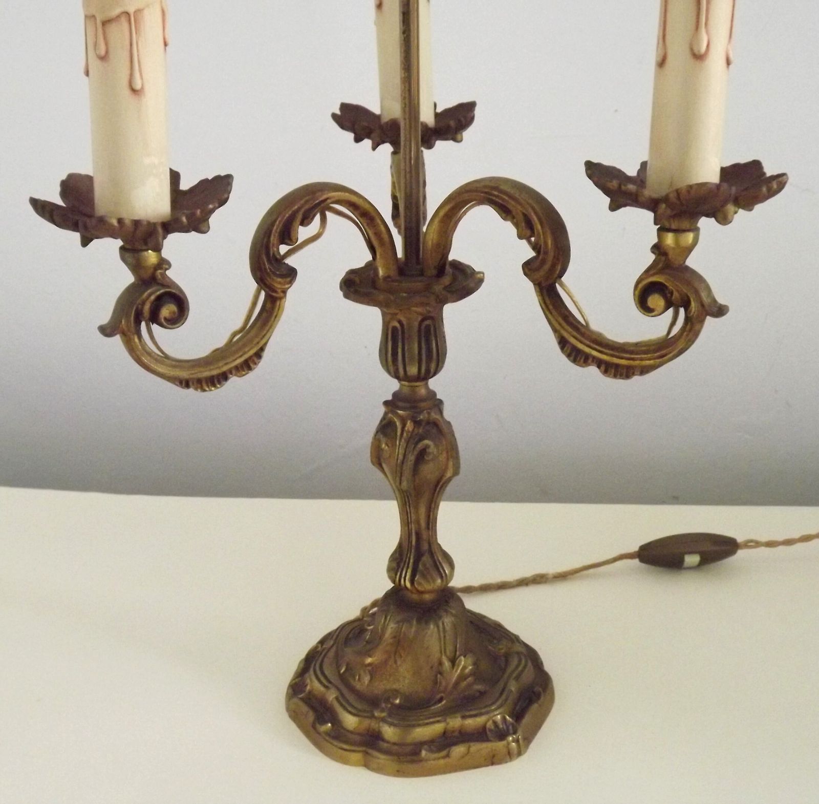 photo furniture Bronzen Franse antieke drielichts kandelaber lamp met crème gevlochten geplooide kap