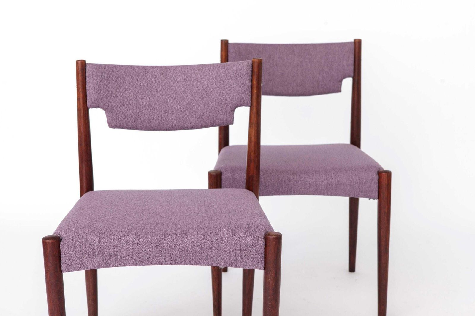 Vintage eetkamerstoelen, set van 2, Duitsland ca. jaren 1960, donker gebeitst beukenhout, mid-century modern met paarse bekleding