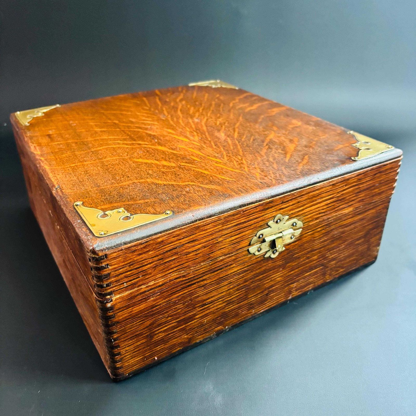 photo for sale Boîte de viatique catholique d'époque en chêne anglais, garnitures en laiton, époque victorienne