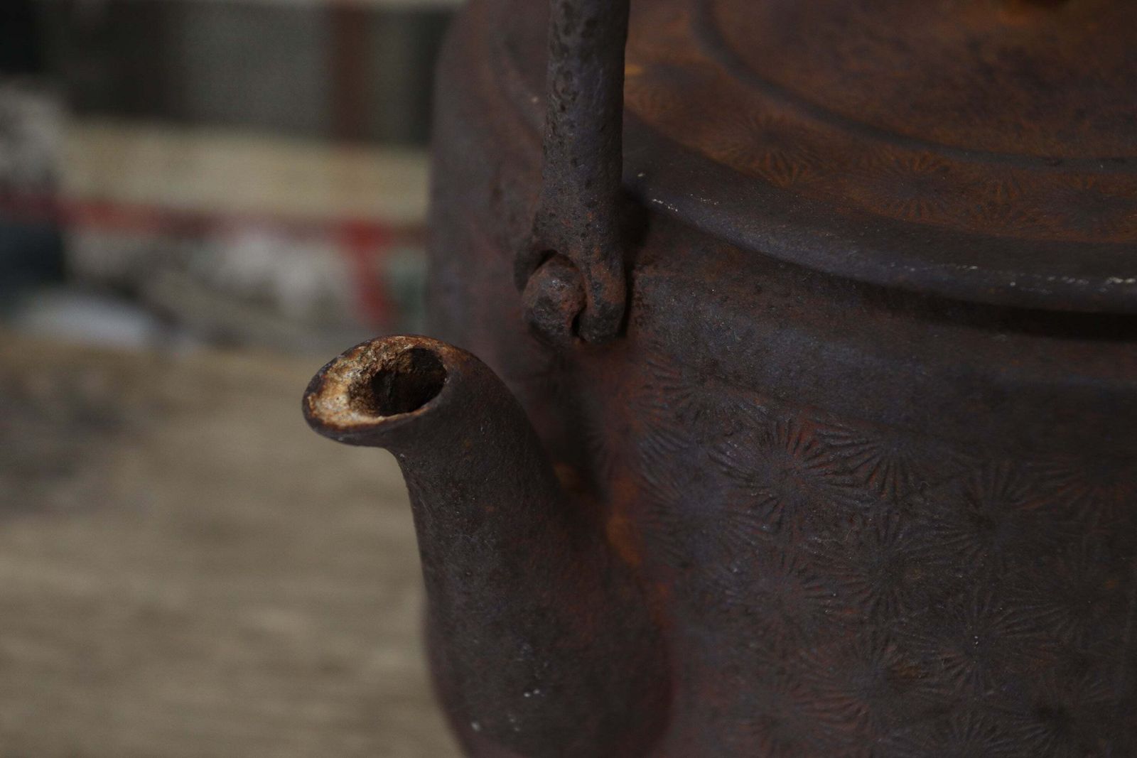 85.0 Japanese Meiji Period Iron Tetsubin Kettle With Crane And Tortoise Details (2) photo