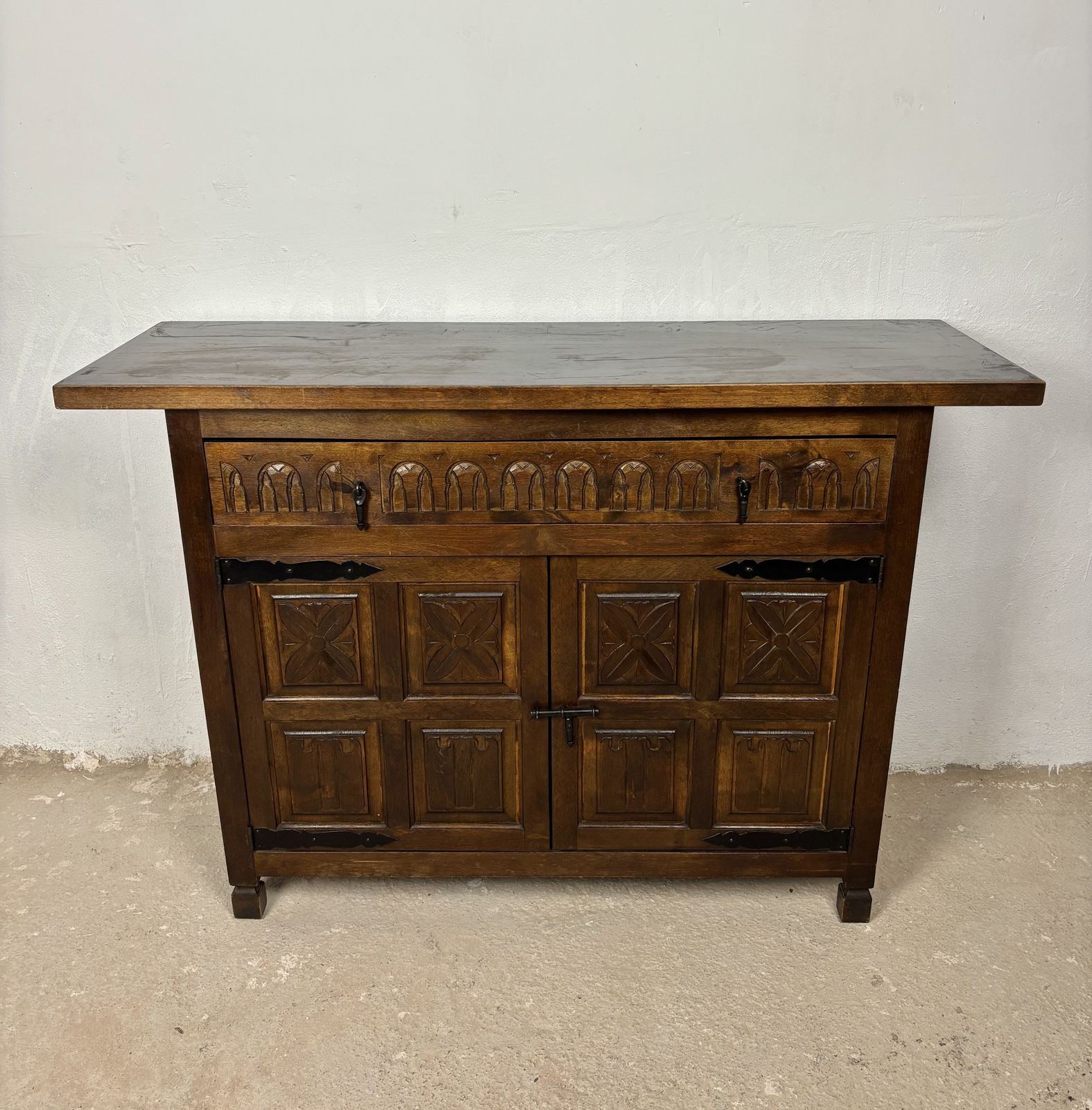 Castiliaans rustiek kastmeubel met één lade, jaren 1940 photo furniture