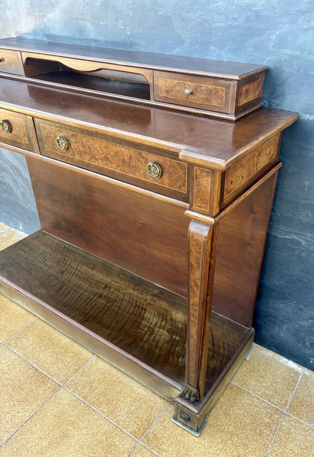 photo furniture Elegante Empire-stijl console met wortelhoutfineer en bronzen details