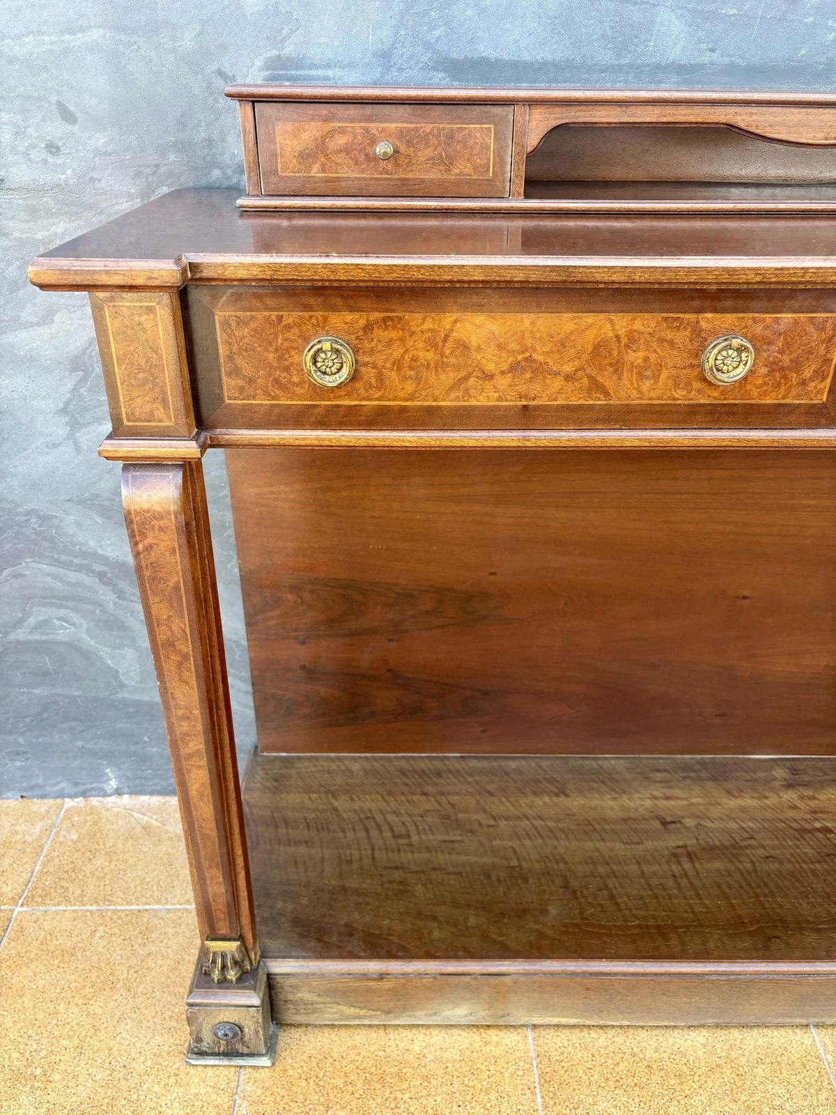 1970.0 Elegante Empire-stijl console met wortelhoutfineer en bronzen details photo
