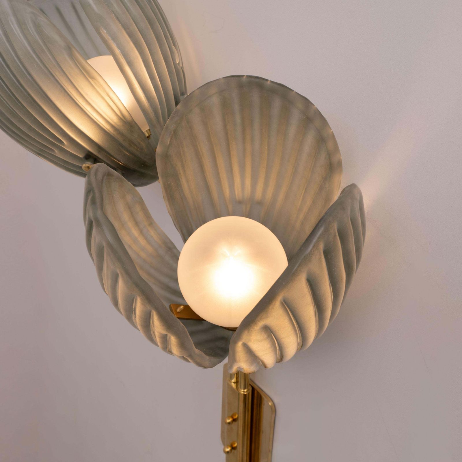 photo furniture Paar Murano-glas en messing wandlampen met tulpenmotief