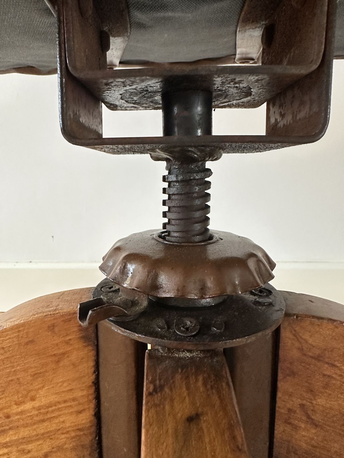 photo vintage Antique Oak Captain's Swivel Chair
