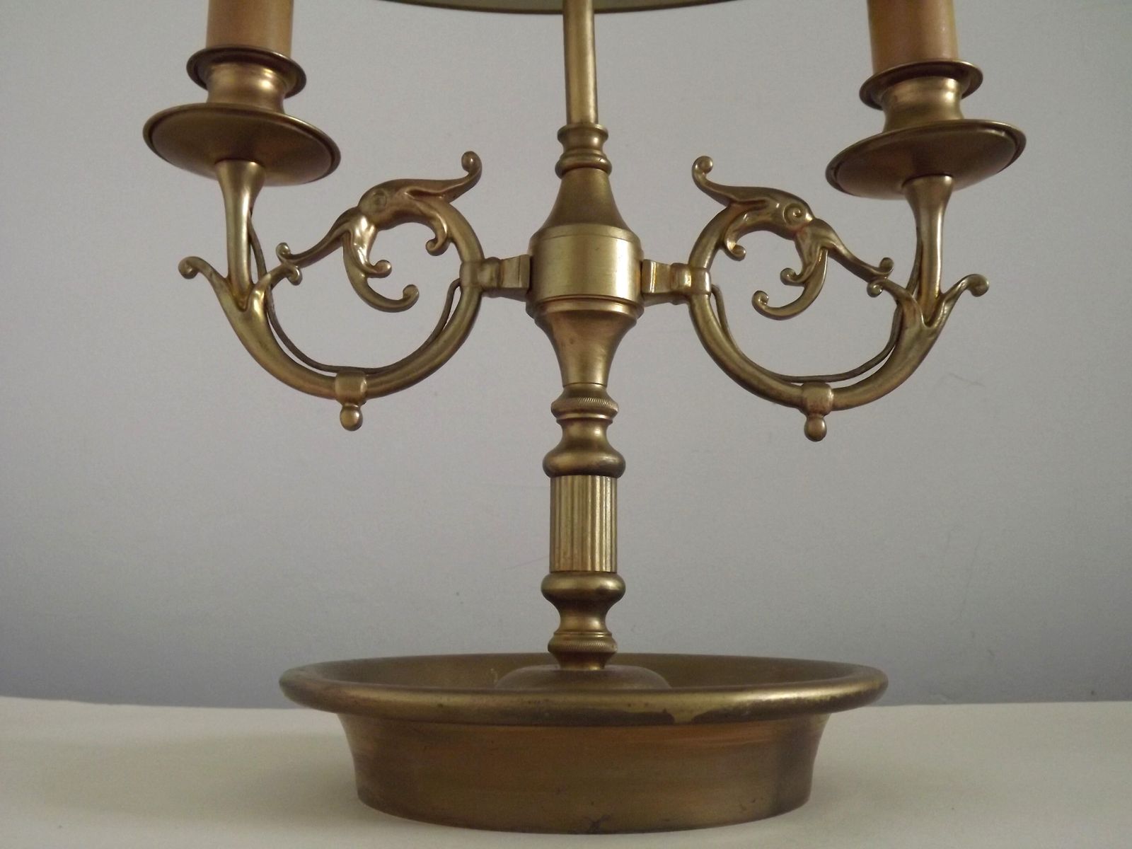 photo vintage Franse Empire Messing Boulotte Tafellamp met 2 Lichtpunten en Handgeschilderd Bloemendecor