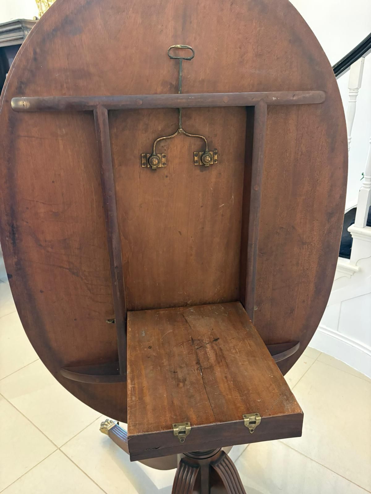 photo furniture Antique English 19th Century Oval Tilt Top Figured Mahogany Dining Table 6 Seater