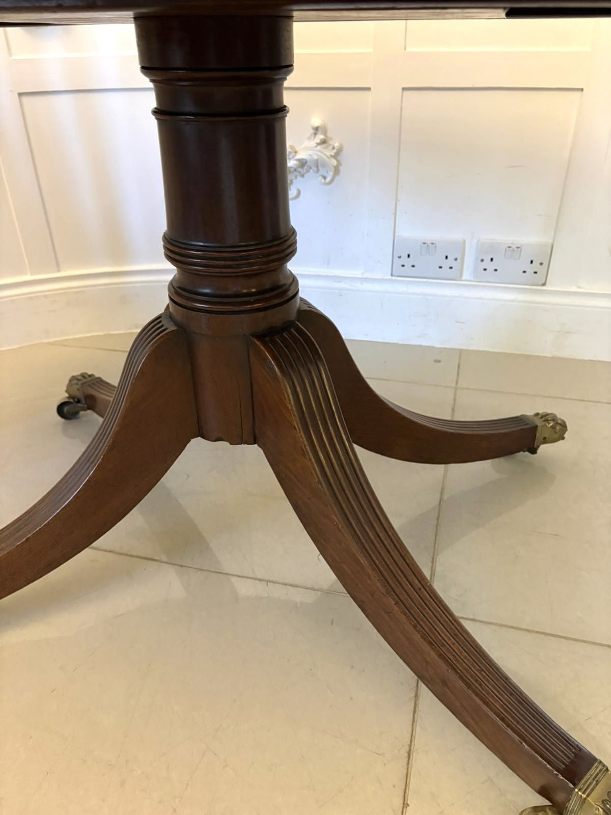 photo vinterior Antique English 19th Century Oval Tilt Top Figured Mahogany Dining Table 6 Seater