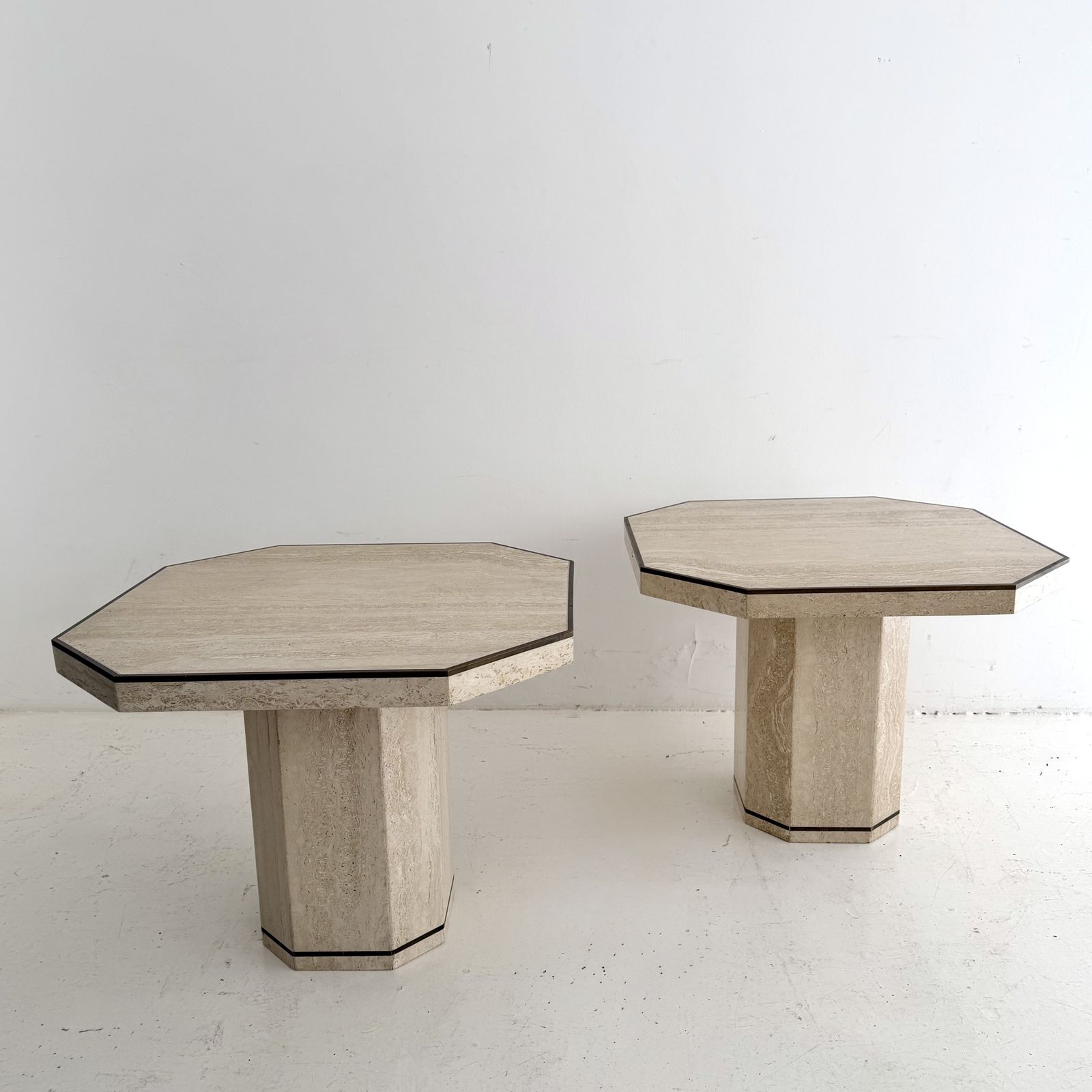 A Pair Of 1970s Brass & Travertine Willy Rizzo Side Tables photo vinterior