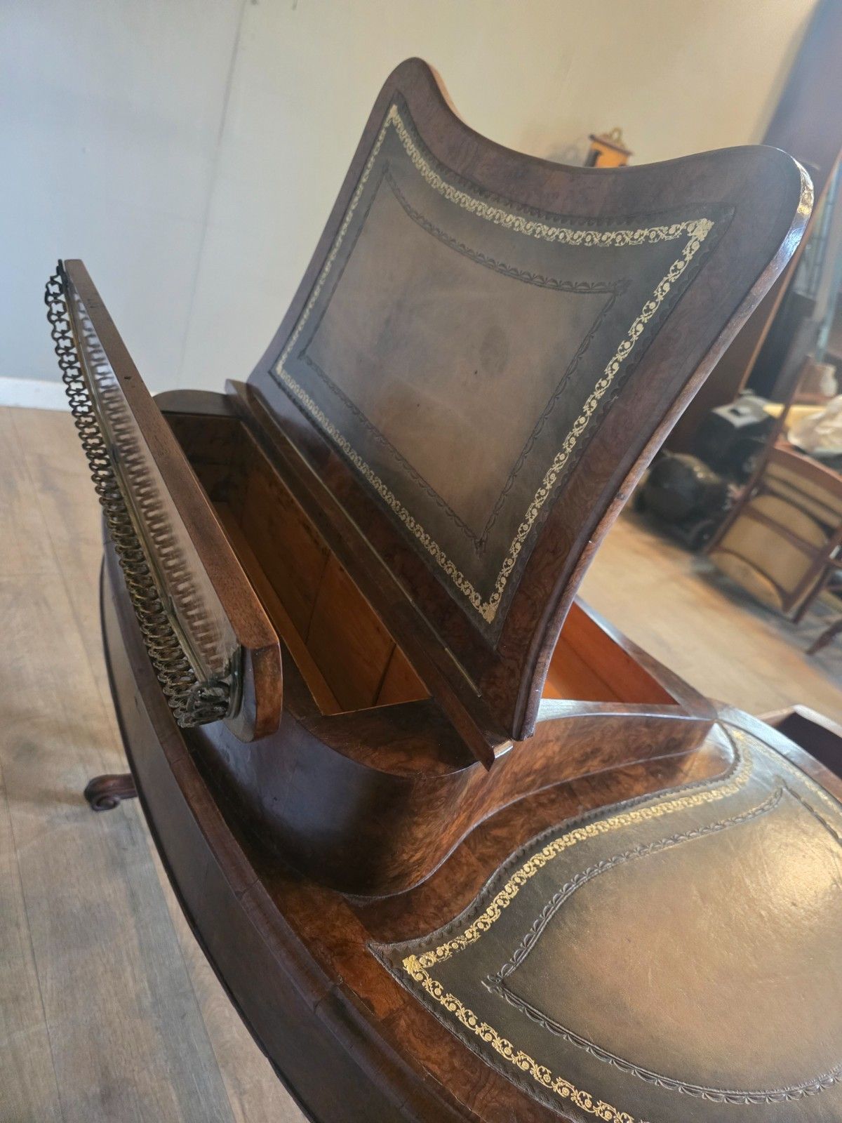 photo vintage Antique Victorian Burr Walnut Writing Desk 1870s