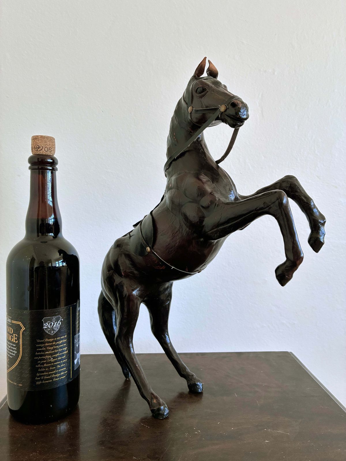 Vintage handgemaakt lederen paardenbeeldje met messing details photo buy