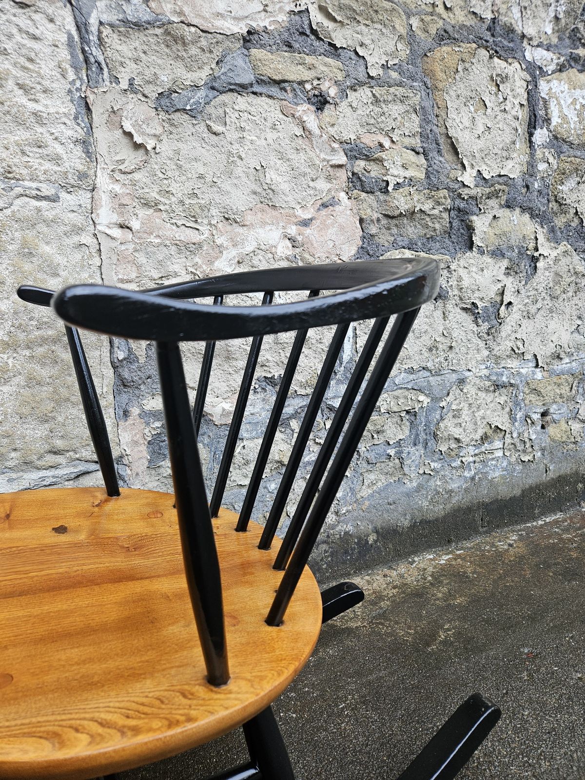 photo vintage Ercol Cow Horn Bow Top Rocking Chair By Lucian Ercolani Model Number 452 In Black And Elm Mid Century Furniture