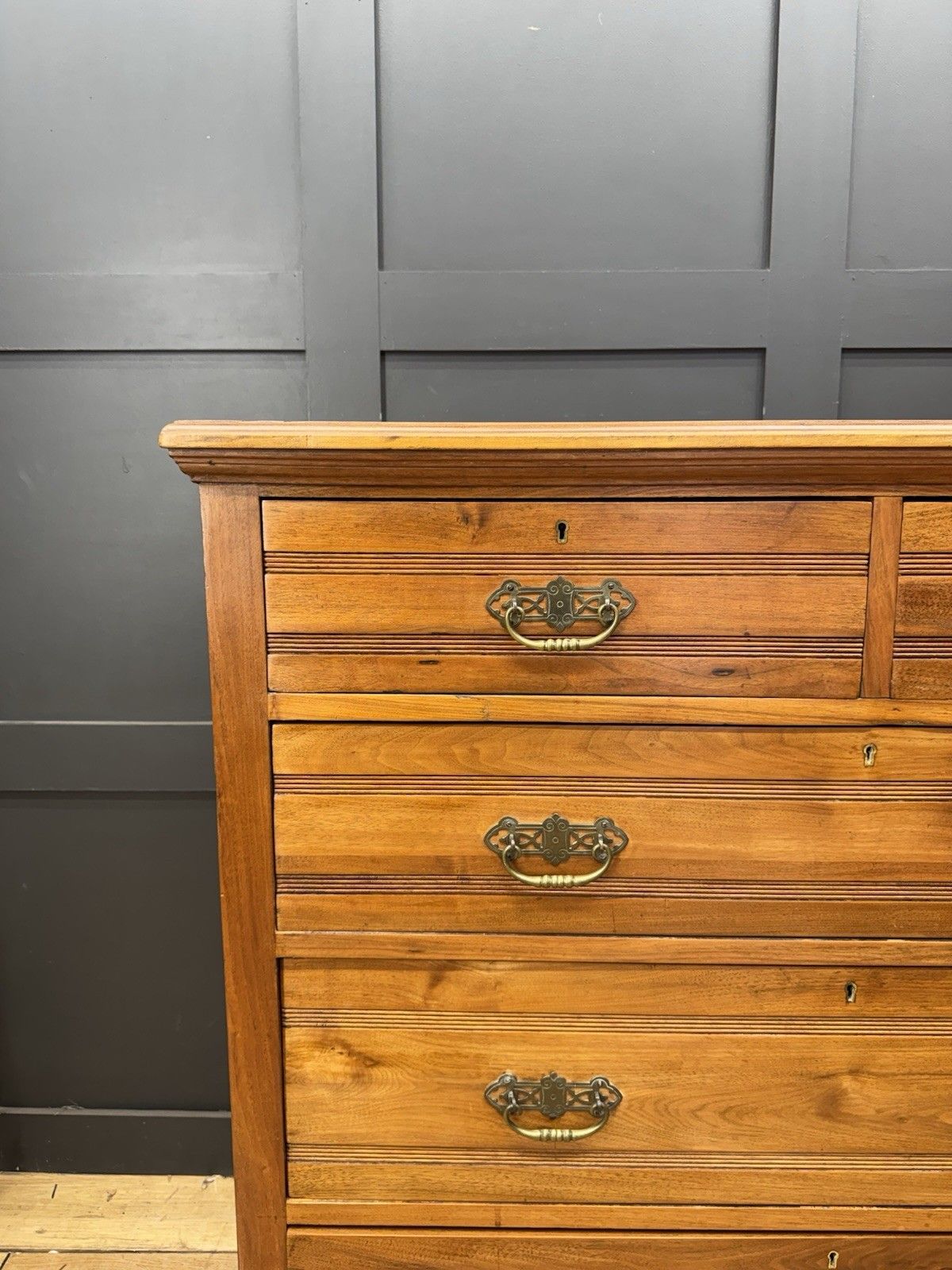 photo furniture Antique Solid Walnut Chest Of Drawers Bedroom Storage Furniture