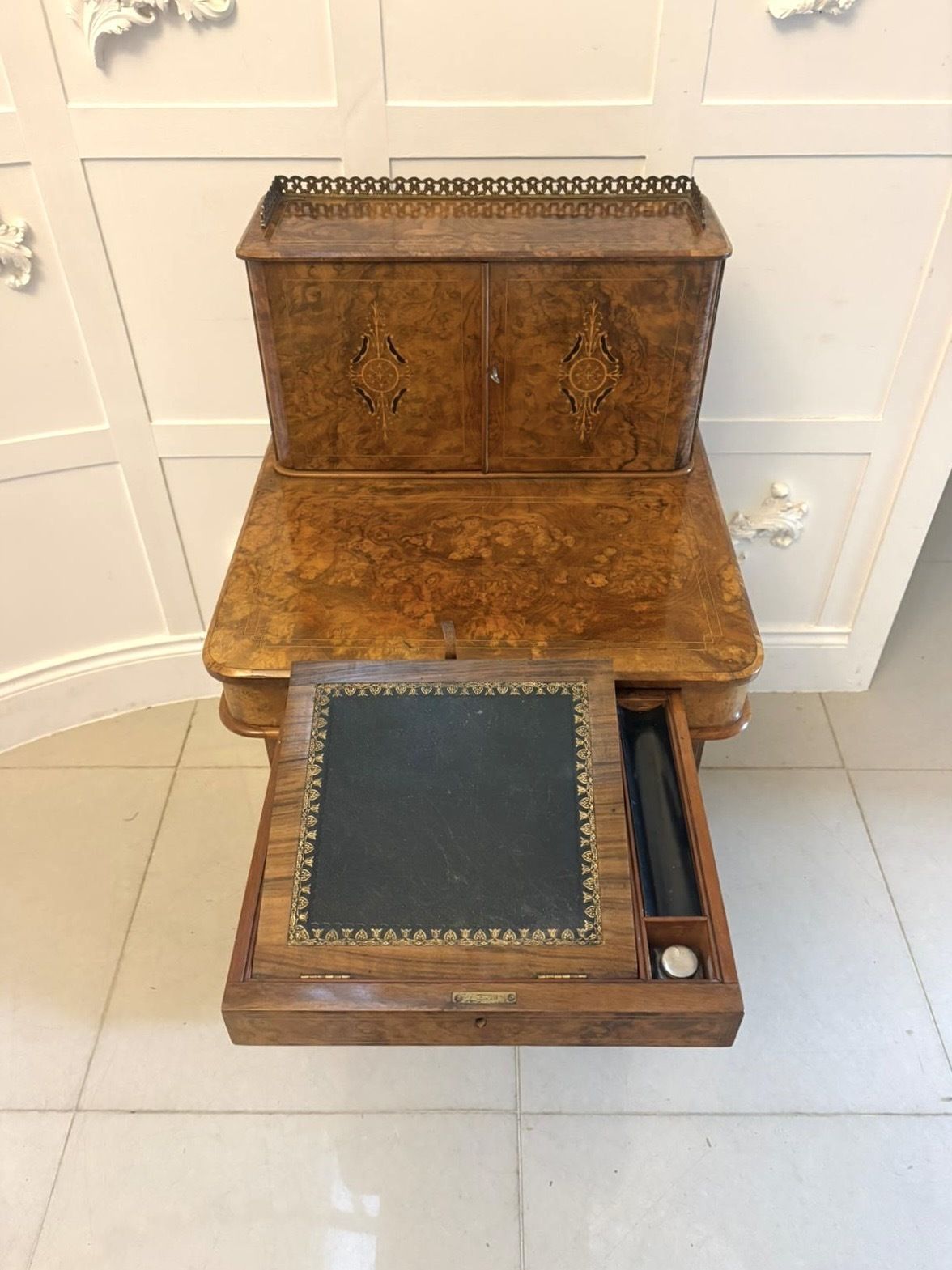 photo vinterior Antique 19th Century Burr Walnut Davenport Desk