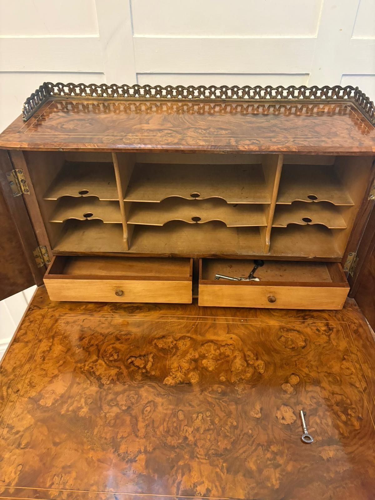 photo vintage Antique 19th Century Burr Walnut Davenport Desk