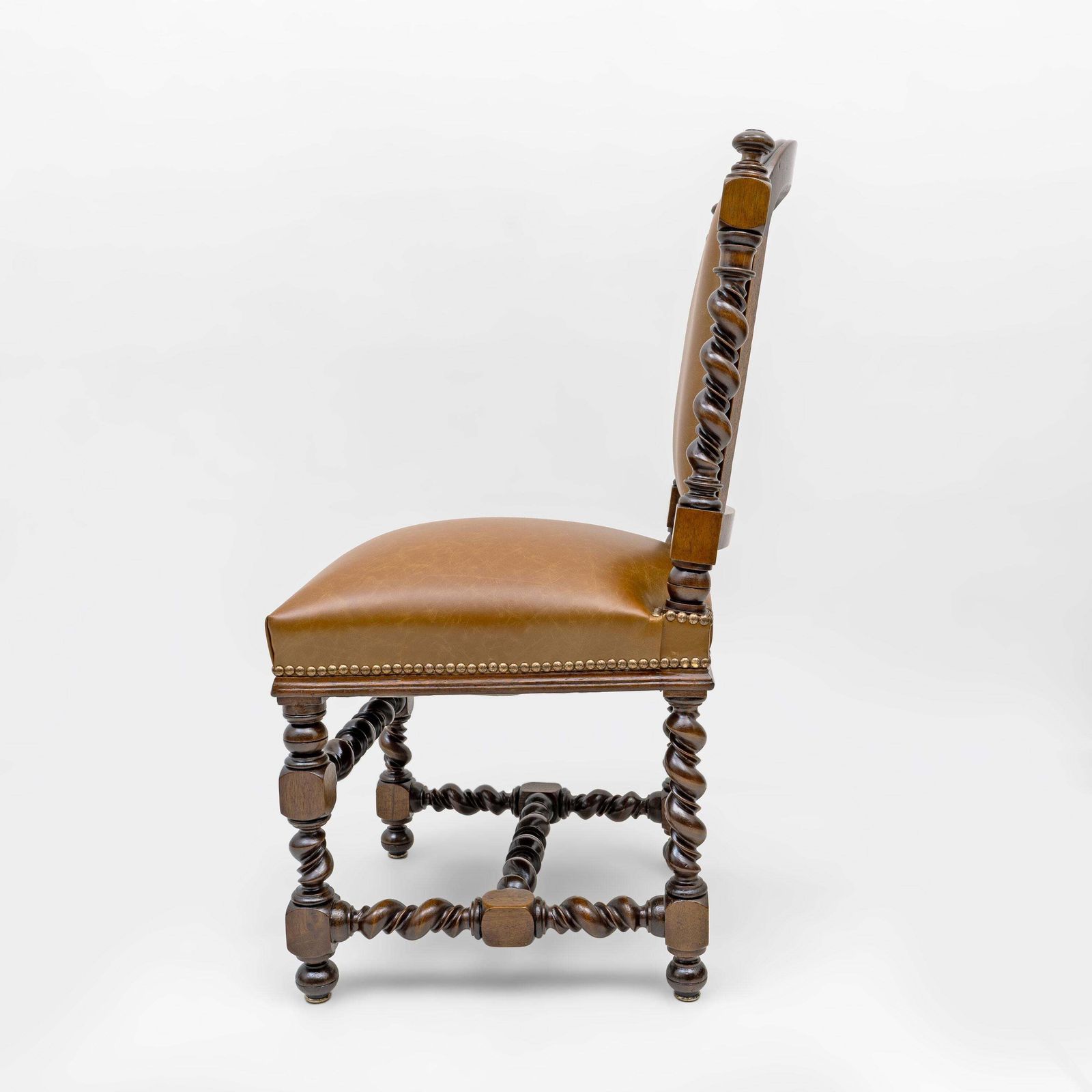 Zes Italiaanse neo-renaissance eetkamerstoelen in walnoot en echt leer. photo vinterior