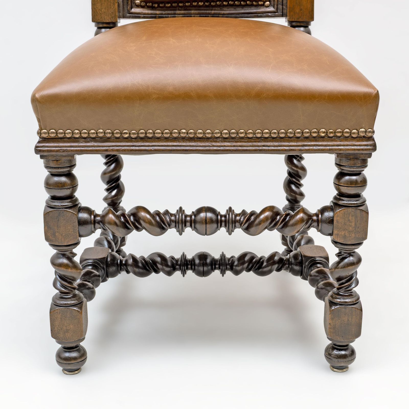 photo buy Zes Italiaanse neo-renaissance eetkamerstoelen in walnoot en echt leer.
