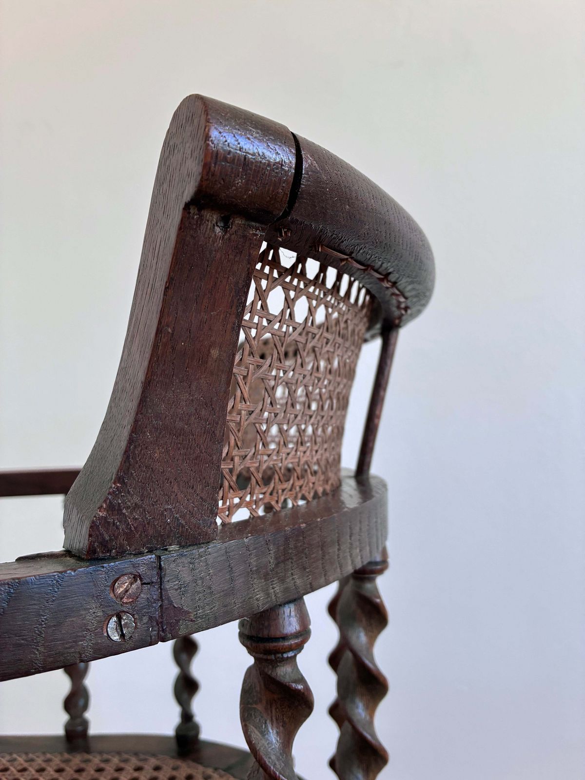 photo buy Edwardiaanse fauteuil met gerstkorreldraaing en riet, Engels, begin 20e eeuw