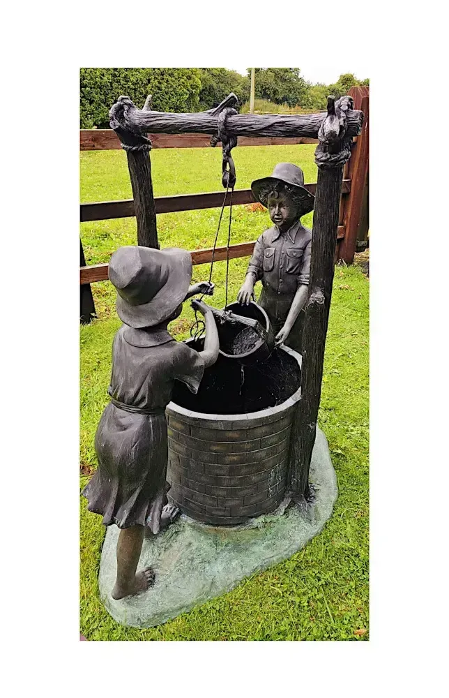Zeer fraai bronzen figuratief tuinbeeldhouwwerk uit de 20e eeuw met kinderen bij een waterput photo vintage