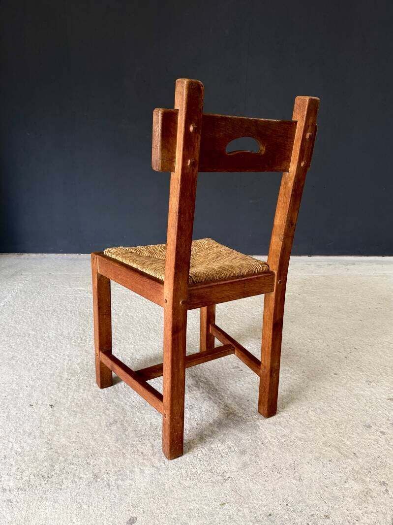 photo buy Brutalistisch rustiek design – set eiken eetkamerstoelen met rieten zitting, België, ca. jaren 1960