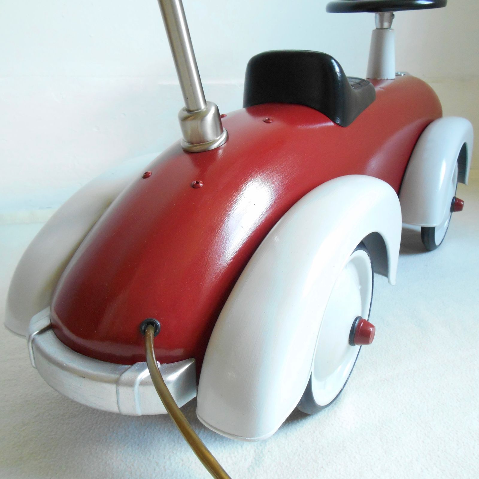 Vintage Rijdend Speelgoedauto Verstelbare Vloerlamp photo vintage